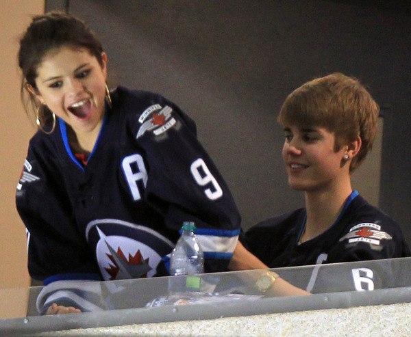 225-justin_bieber_selena_gomez_jets_winnipeg_8.jpg-normal