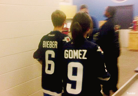 226-justin_bieber_selena_gomez_jets_winnipeg_11.jpg-normal