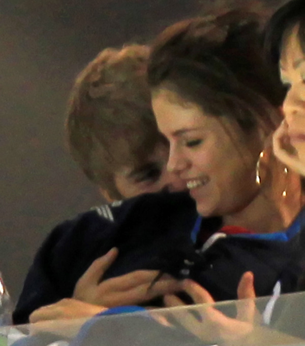 227-justin_bieber_selena_gomez_jets_winnipeg_1.jpg-normal